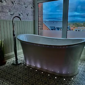 Elysium Holiday Lets - Elysium Suite, Stunning By The Beach Apartment Whitby